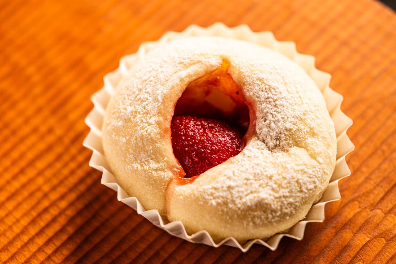 あまおう苺あんパン